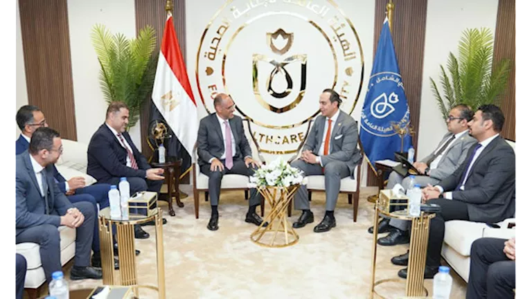 “الرعاية الصحية” تبحث التعاون مع “جانسن” في علاج الأورام والابتكار الر
