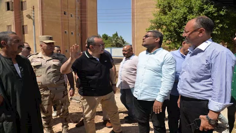 جولة لمحافظ أسيوط بمشروعات عرب الكلابات السكنية والخدمية – صور