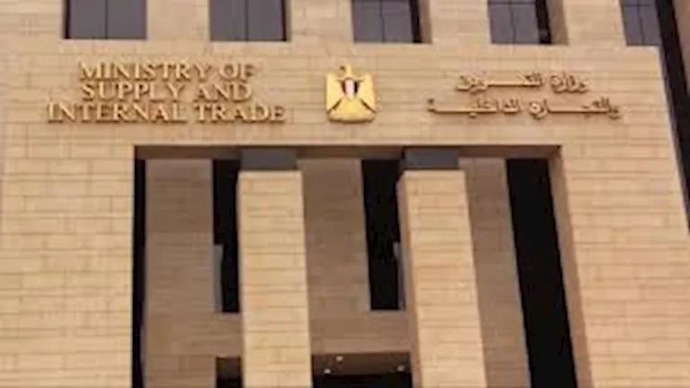 “التموين” تبدأ طرح الزيوت الحرة بأسعار مخفضة في فروع هايبر وان