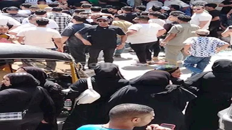 بالصور- انهيار زوجة الفنان أحمد عامر أثناء تشييع جنازته في سمنود