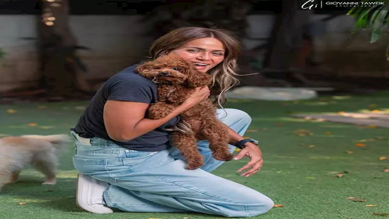 يسرا الليثي تأسر الأنظار بصور جديدة مع كلبيها في إطلالة أنيقة