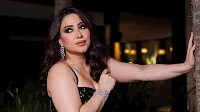 بوسي تتألق بإطلالة جريئة في الساحل الشمالي وتثير تفاعل الجمهور
