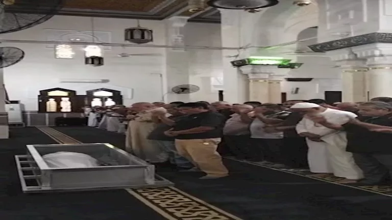 أيقونة رياضية.. المئات يشيعون رئيس نادي منتخب السويس الأسبق (صور)