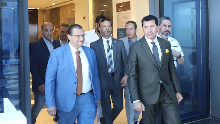 وزير الشباب والرياضة يتفقد مستشفى المحور ويشيد بإمكانياتها الضخمة -(صو