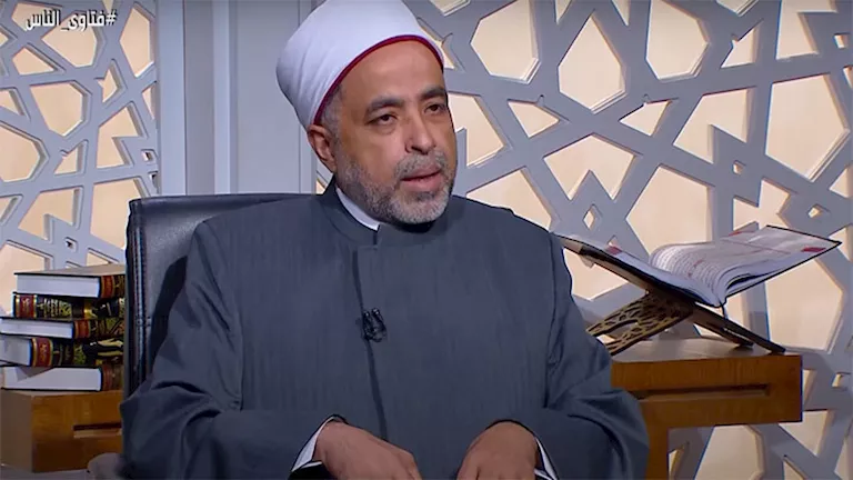 ما حكم قراءة القرآن والتسبيح دون حجاب؟.. أمين الفتوي يجيب