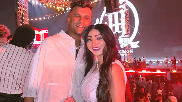 عصام صاصا وزوجته يتألقان في حفل تامر حسني بالساحل