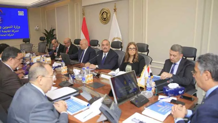 خطة شاملة لتطوير المنافذ التموينية.. تفاصيل اجتماع فاروق ورئيس “تجارة