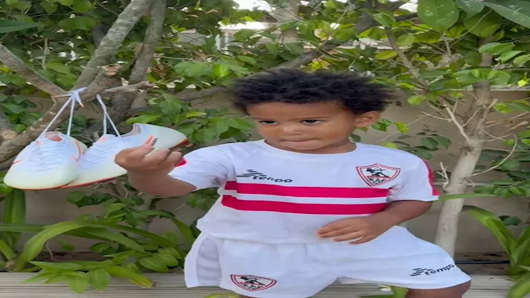 شيكابالا يودع الملاعب بحذاء أبنائه في لحظة مؤثرة