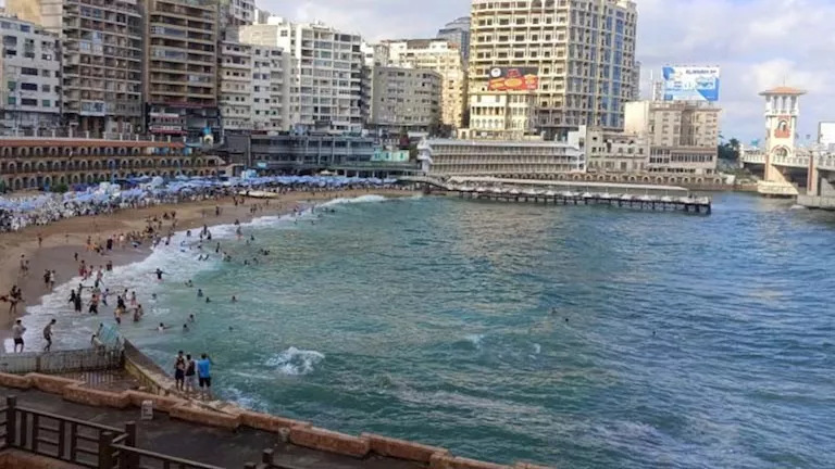 بالصور.. إقبال كبير على شواطئ الإسكندرية ونسب الإشغال تتخطى الـ75%