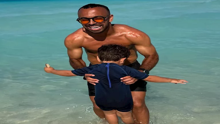 7 صور لمحمد مجدي أفشة في المصيف مع ابنه