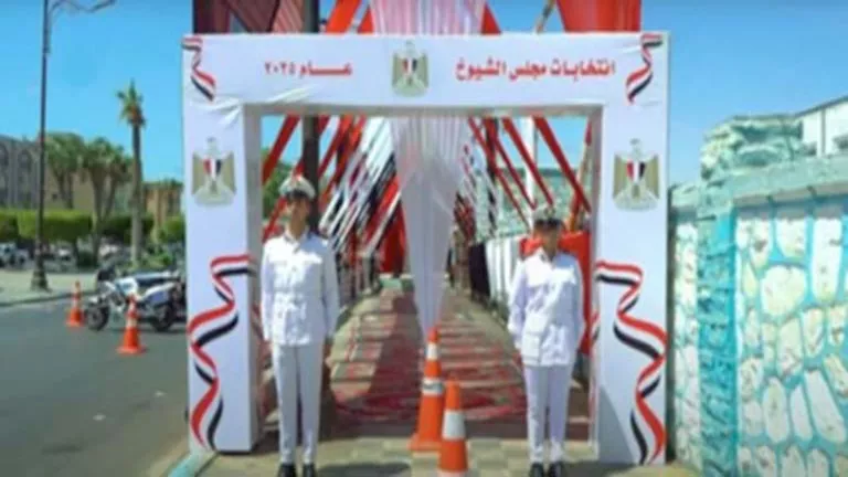 قبل فتح اللجان.. توافد واصطفاف الناخبين على اللجان الانتخابية
