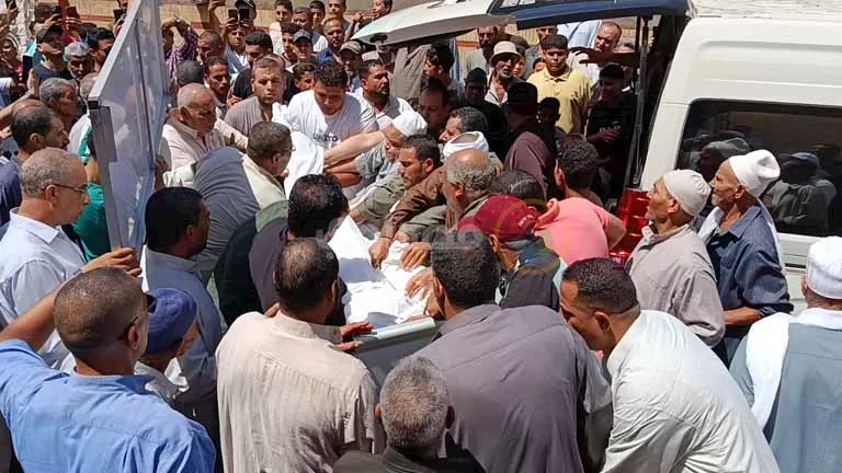 مئات المشيعين يودعون والد محمد الشناوي في جنازة مهيبة بكفر الشيخ