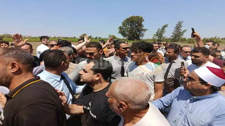 نجوم الأهلي يودعون والد محمد الشناوي في جنازة مهيبة بحضور الخطيب وشوبير
