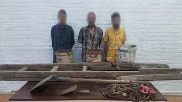 حلم الثراء السريع.. ضبط 3 أشخاص أثناء تنقيبهم عن الآثار في الخليفة