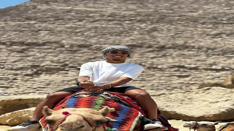 ألفينا نجم الزمالك يحتفل بـ "القوس والسهم" أمام الأهرامات برفقة زوجته