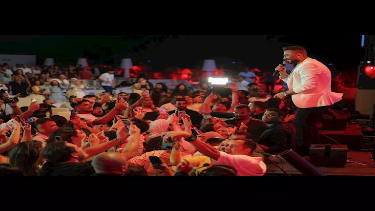 تامر حسني والشامي يلهبان حفل مراسي بالساحل الشمالي بحضور جماهيري حاشد