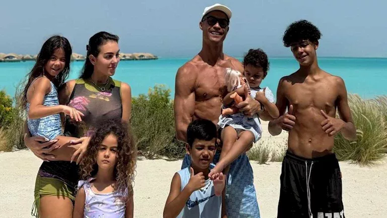 25 صورة لـ كريستيانو رونالدو وجورجينا على البحر في المصيف