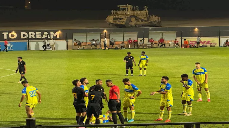مشادة بين لاعبي لافيينا ومسار تستدعي تدخل الأمن بعد مباراة مثيرة في دوري المحترفين