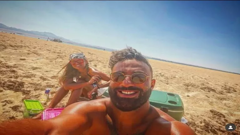 ميدو يحتفل بعيد ميلاد زوجته يسرا في أجواء رومانسية على شاطئ البحر
