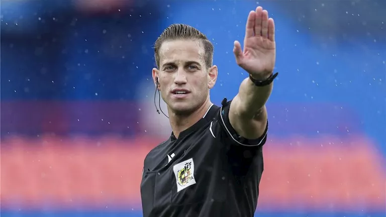 الحكم الإسباني خافيير روخاس يدير مباراة الأهلي وبيراميدز في الدوري المصري