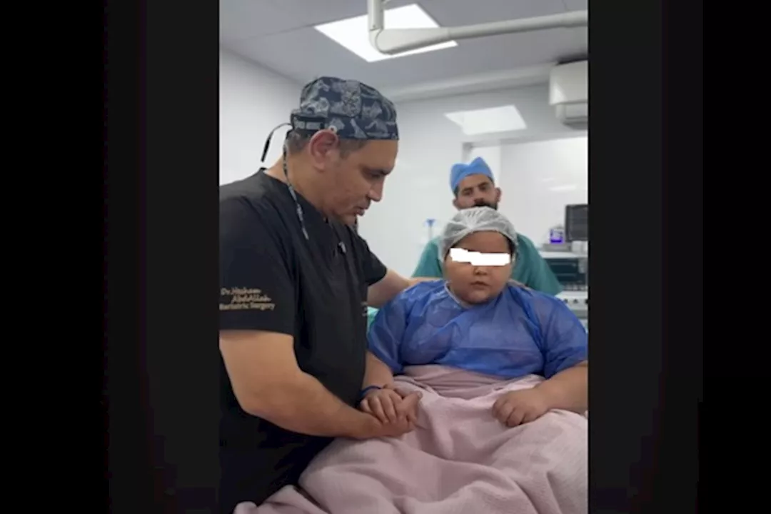 لقطة من فيديو تحضير الطفلة لعملية التكميم