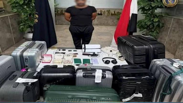 القبض على سائق شركة نقل ذكي سرق حقائب أجنبيتين بالتجمع