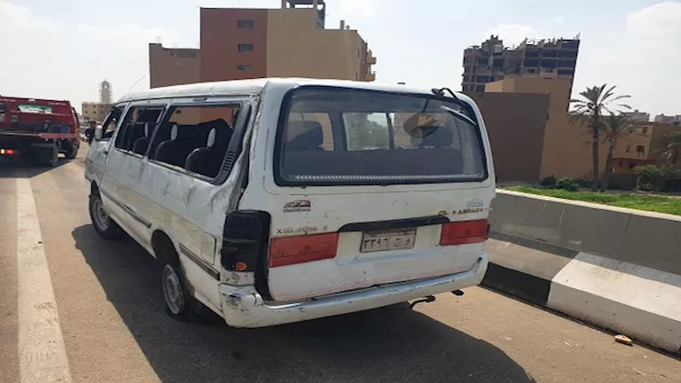3 مصابين في انقلاب ميكروباص بالطريق السياحي