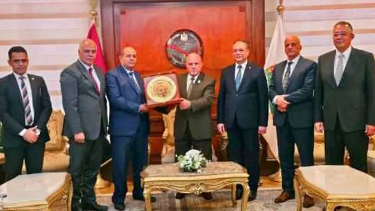 رئيس النيابة الإدارية يستقبل وفدًا من قيادات الهيئة ببورسعيد ويُكرم بدرع تذكاري