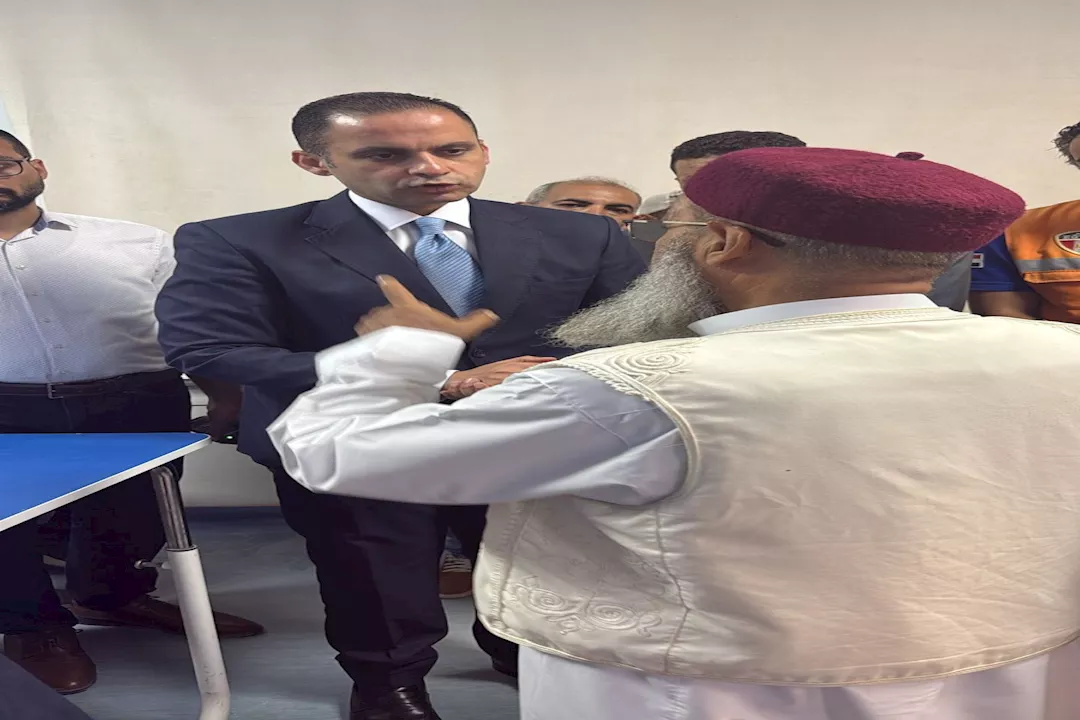 نائب وزير الصحة خلال زيارته لمصابي قطار مطروح