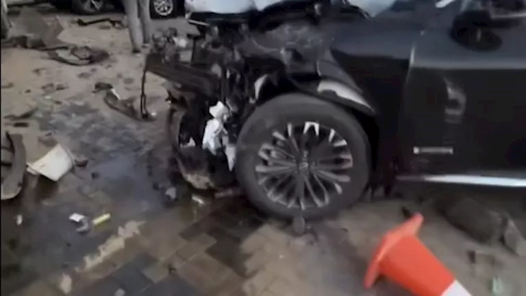 "سيارة اقتحمت معرض شهير".. حادث تصادم بين 3 سيارات في المهندسين
