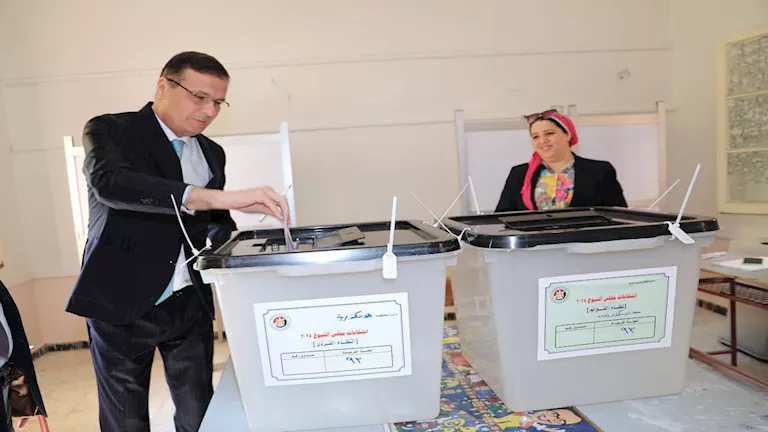 وزير الزراعة يدلي بصوته في انتخابات الشيوخ بالإسكندرية (صور)