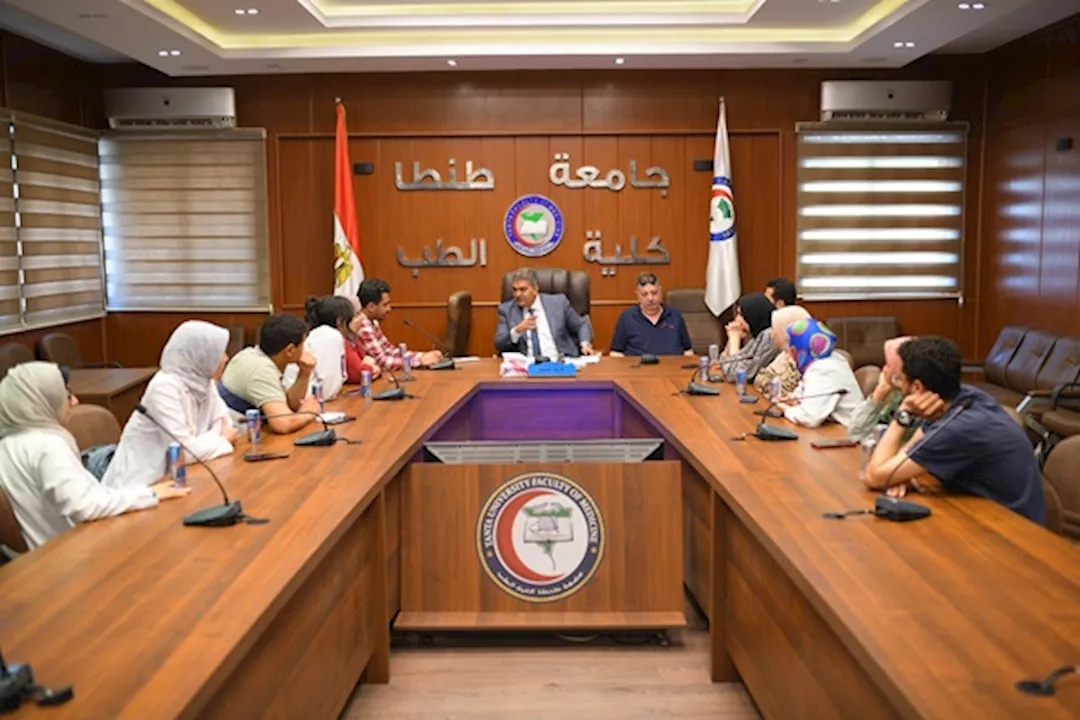  الدكتور أحمد غنيم في اجتماع مع الأطباء المستقيلين