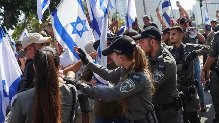 إسرائيليون يحتجون أمام السفارة الأميركية بتل أبيب لوقف الحرب