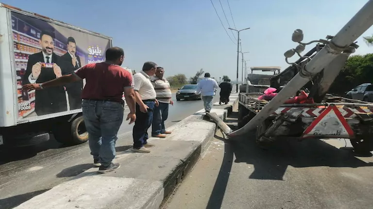 رفع آثار تسرب زيت بطريق الزنكلون بعد انقلاب سيارة نقل بالشرقية – صور