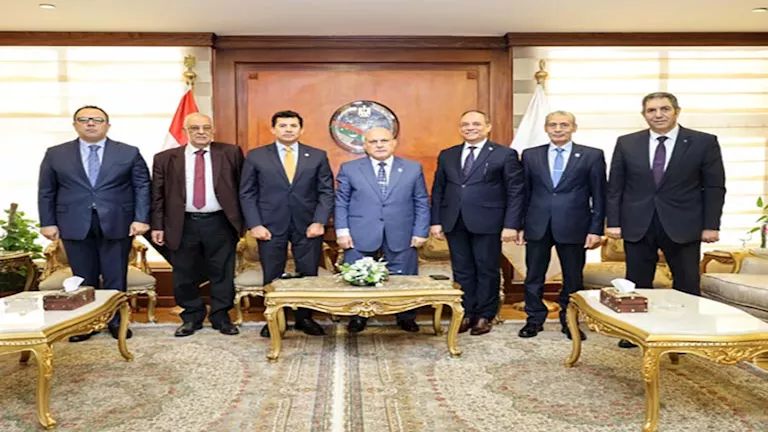 وزير الرياضة يهنئ رئيس النيابة الإدارية بتوليه المنصب الجديد | صور