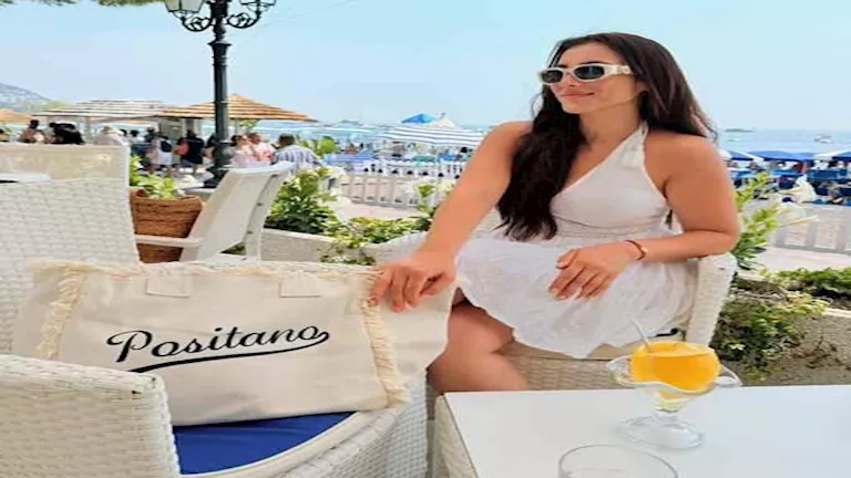 هلا السعيد تتألق من إيطاليا بفستان أبيض أنيق يعكس بساطة ورقي