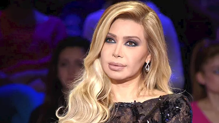 نوال الزغبي تتألق بفستان أسود ضيق يبرز رشاقتها وجاذبيتها