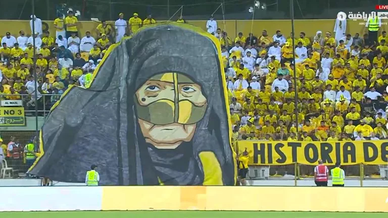 جمهور الوصل يكرم "أم الوصل" بتيفو إنساني في مباراة العين