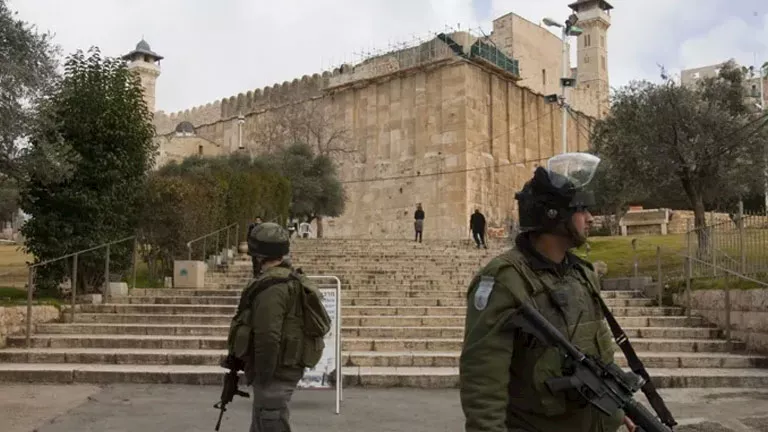 الاحتلال يصدر قرارا باستملاك باحة الحرم الإبراهيمي