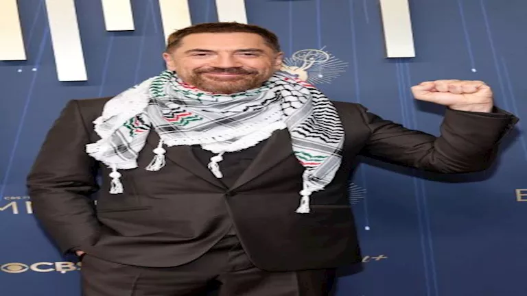 خافيير باردم يتألق بالوشاح الفلسطيني في حفل جوائز إيمي 2025