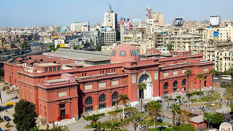بيان عاجل من ”الآثار” بشأن اختفاء إسورة من المتحف المصري
