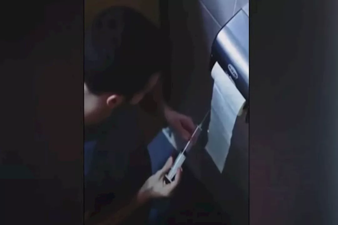 حقن المناديل بفيروس الإيدز
