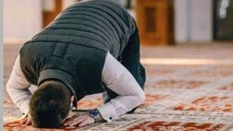 ما حكم الالتفات في الصلاة سهواً أو عمداً؟.. الإفتاء توضح