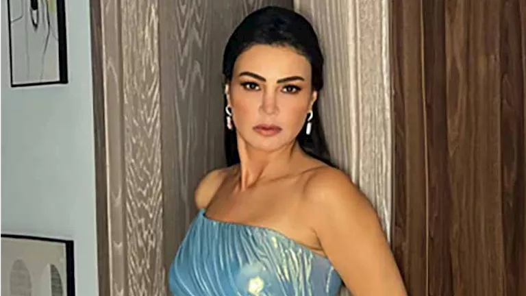 فستان لامع وفتحة ساق.. دينا فؤاد تخطف الأنظار من أحدث ظهور