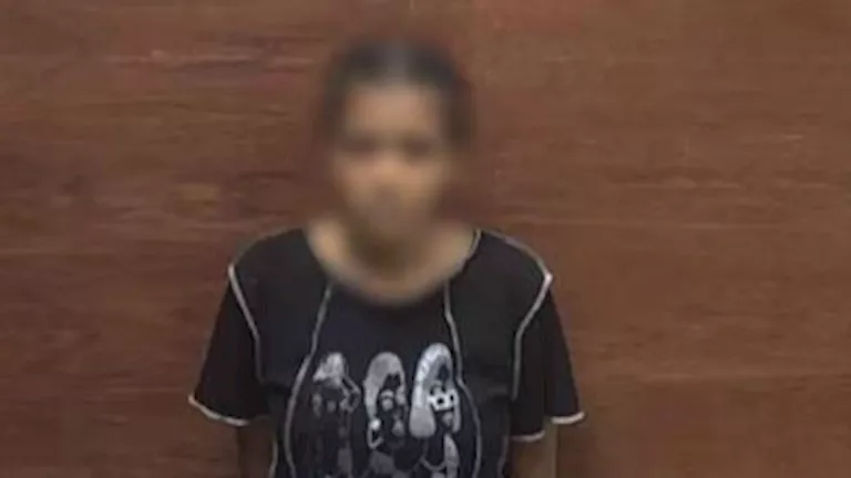 فيديو صادم.. مشاجرة بين طالبتين أمام مدرسة بالقاهرة والأمن يتدخل