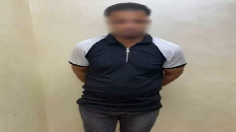 فيديو صادم| عامل يتحرش بطفلة علنًا أثناء سيرها في الشارع.. والداخلية تتدخل