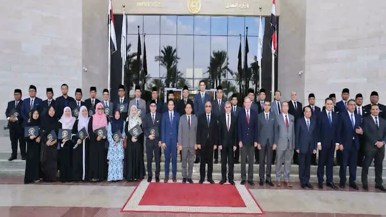 وزير العدل يكرم وفدًا قضائيا ماليزيًا بعد اجتيازه البرنامج التدريبي بمركز الدراسات القضائية