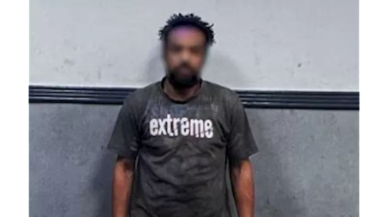 بالفيديو.. القبض على شخص أغلق زاوية صلاة وأثار الذعر بالهانوفيل