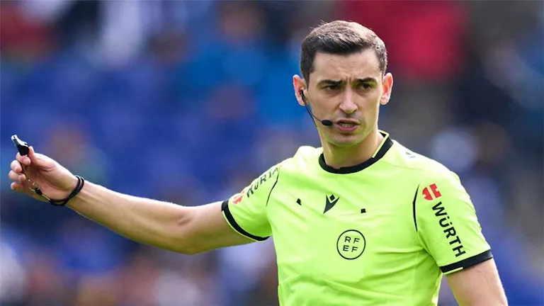 أليخاندرو مونييز رويز حكمًا لمباراة القمة بين الأهلي والزمالك