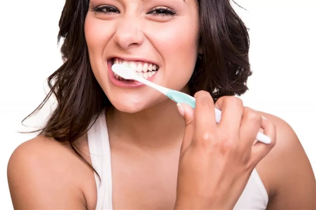 تنظيف الأسنان